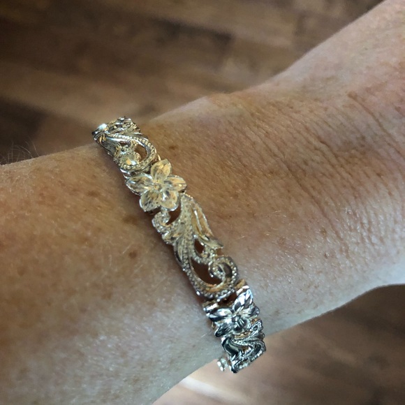 Silver Hawaiian plumeria bracelet - Picture 1 of 5